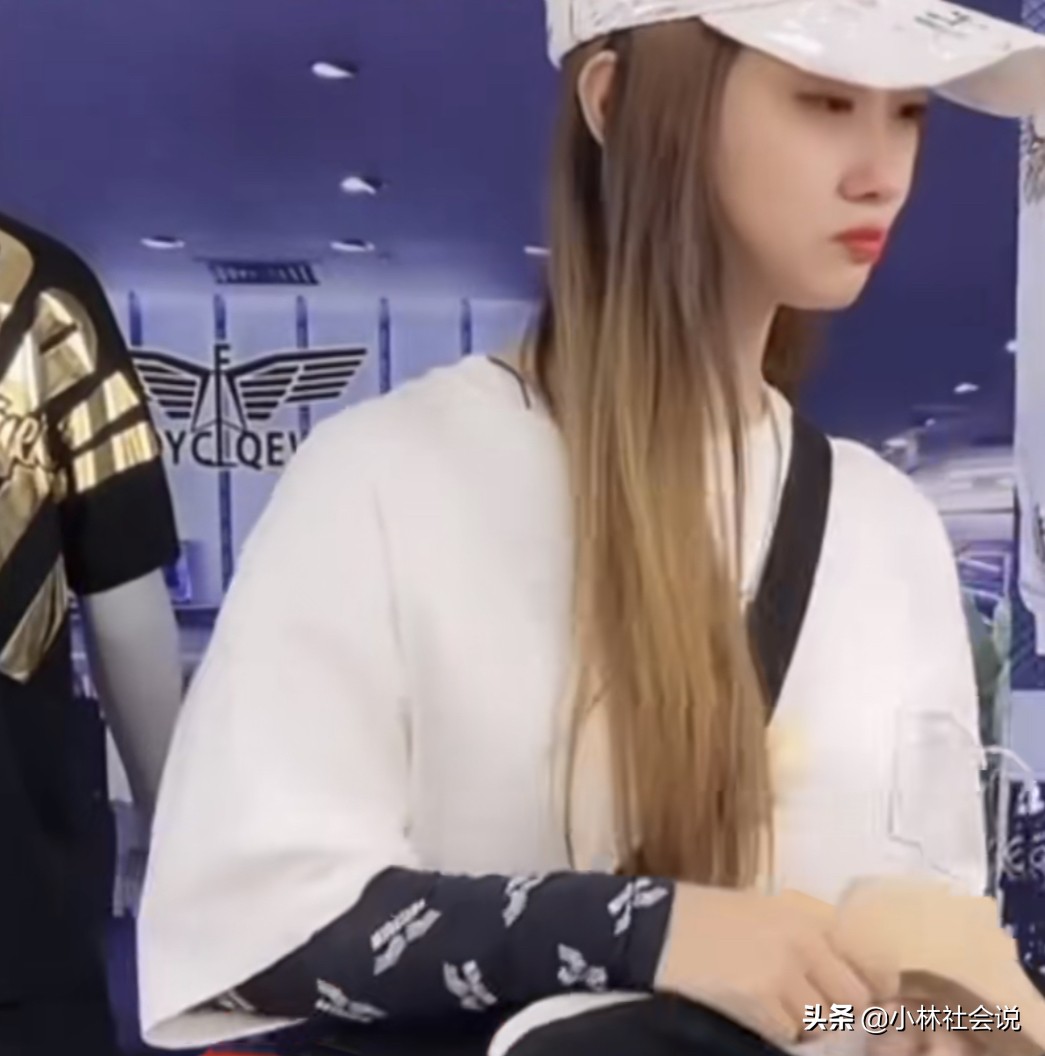 键盘侠在直播间乱骂人,网友涌入boy服装直播间留言