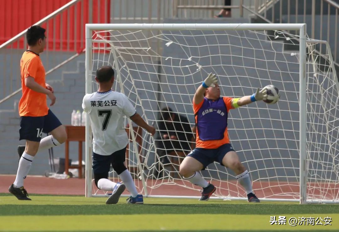 瞧瞧～警察队伍里的“足球小子”！