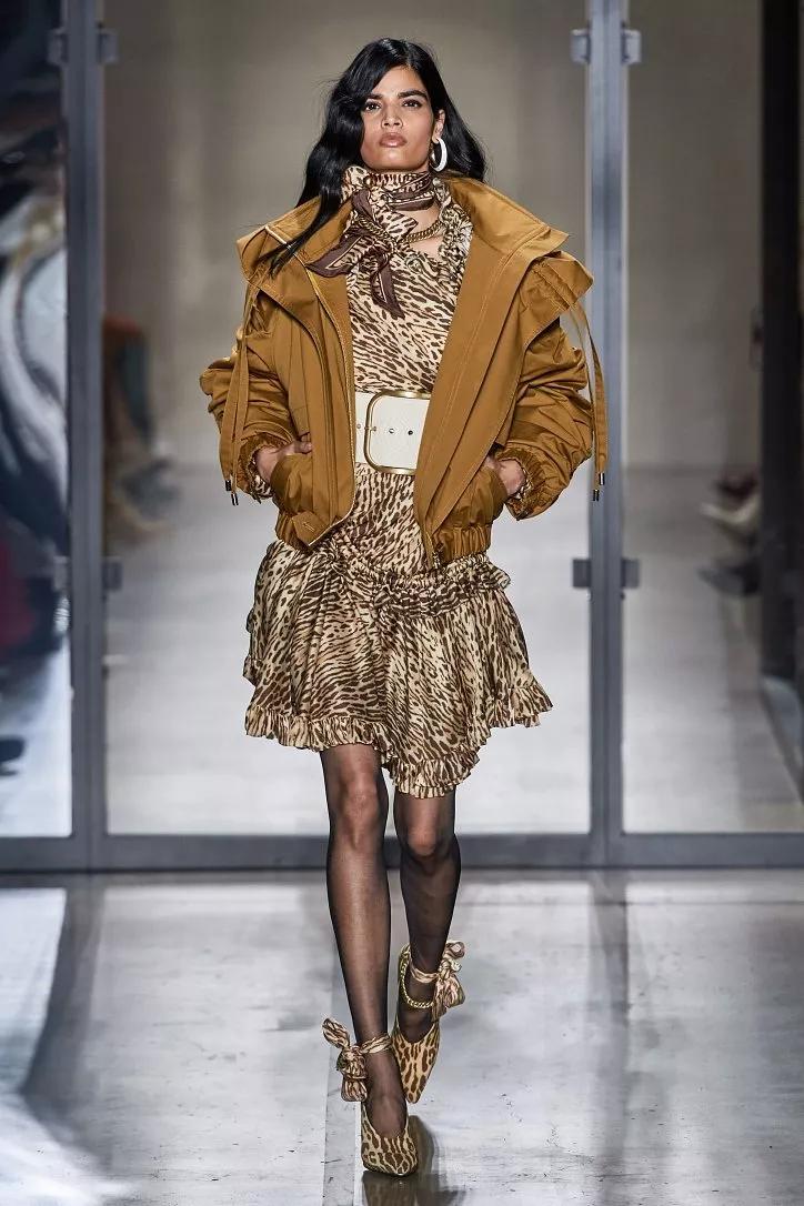 驼色外套内搭什么色彩打底,158梨形身材驼色大衣搭配高级感