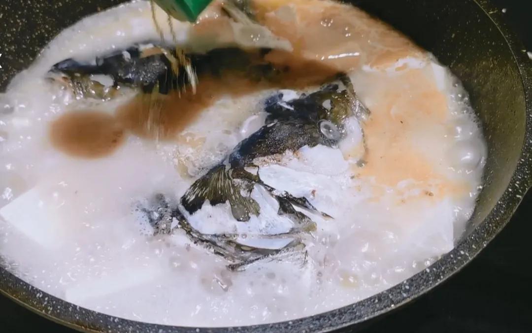 奶白脆鲩鱼头豆腐汤,鱼头豆腐汤为什么会奶白的