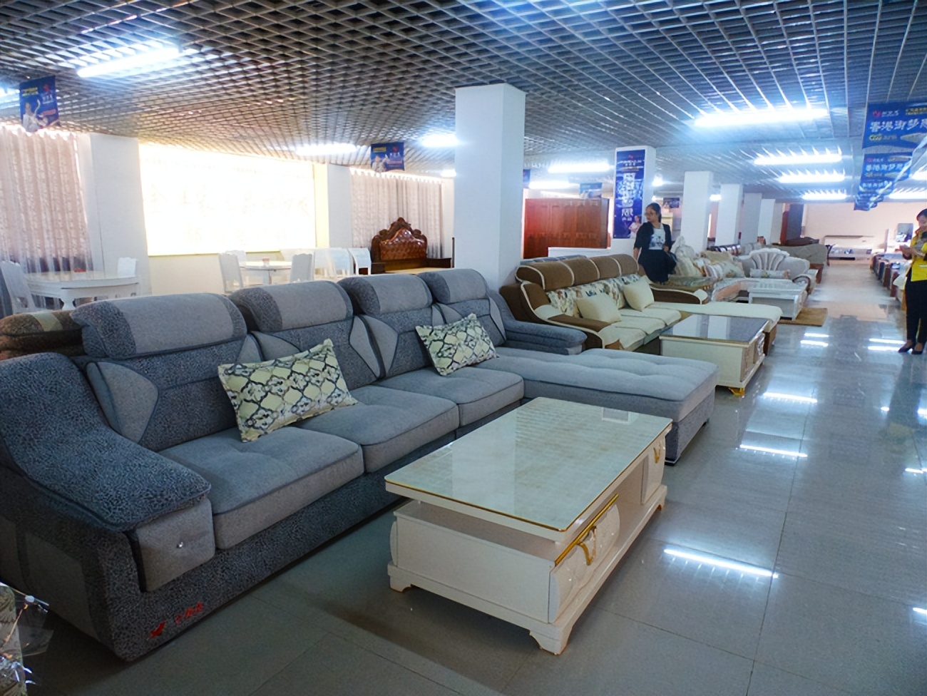 为什么实体店沙发比网购沙发软,为什么网上的沙发比实体店便宜