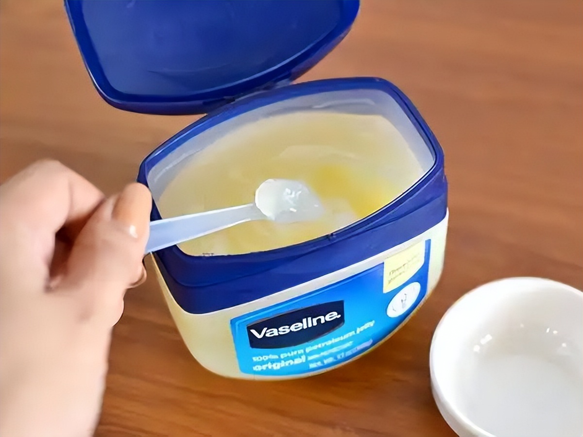 男生脸上很多处脱皮怎么办,男生脸上脱皮干燥