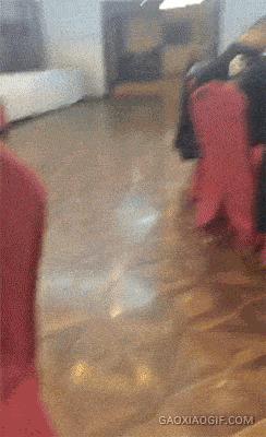 搞笑gif小姐姐这刀玩的真是太溜了,搞笑趣图小姐姐