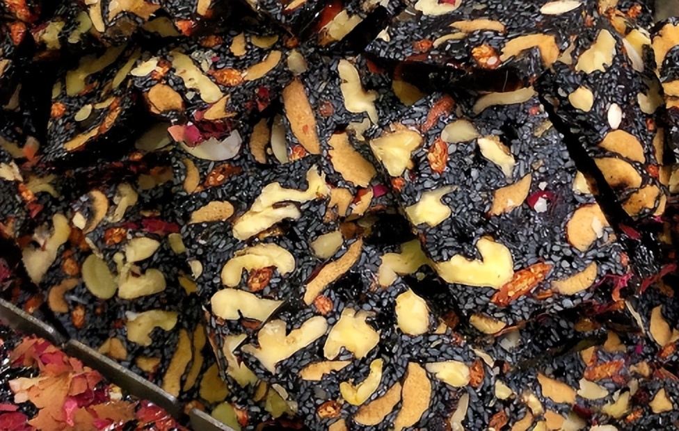 阿胶糕熬糊了还能吃吗,阿胶糕熬稀了冷冻一下可以吗