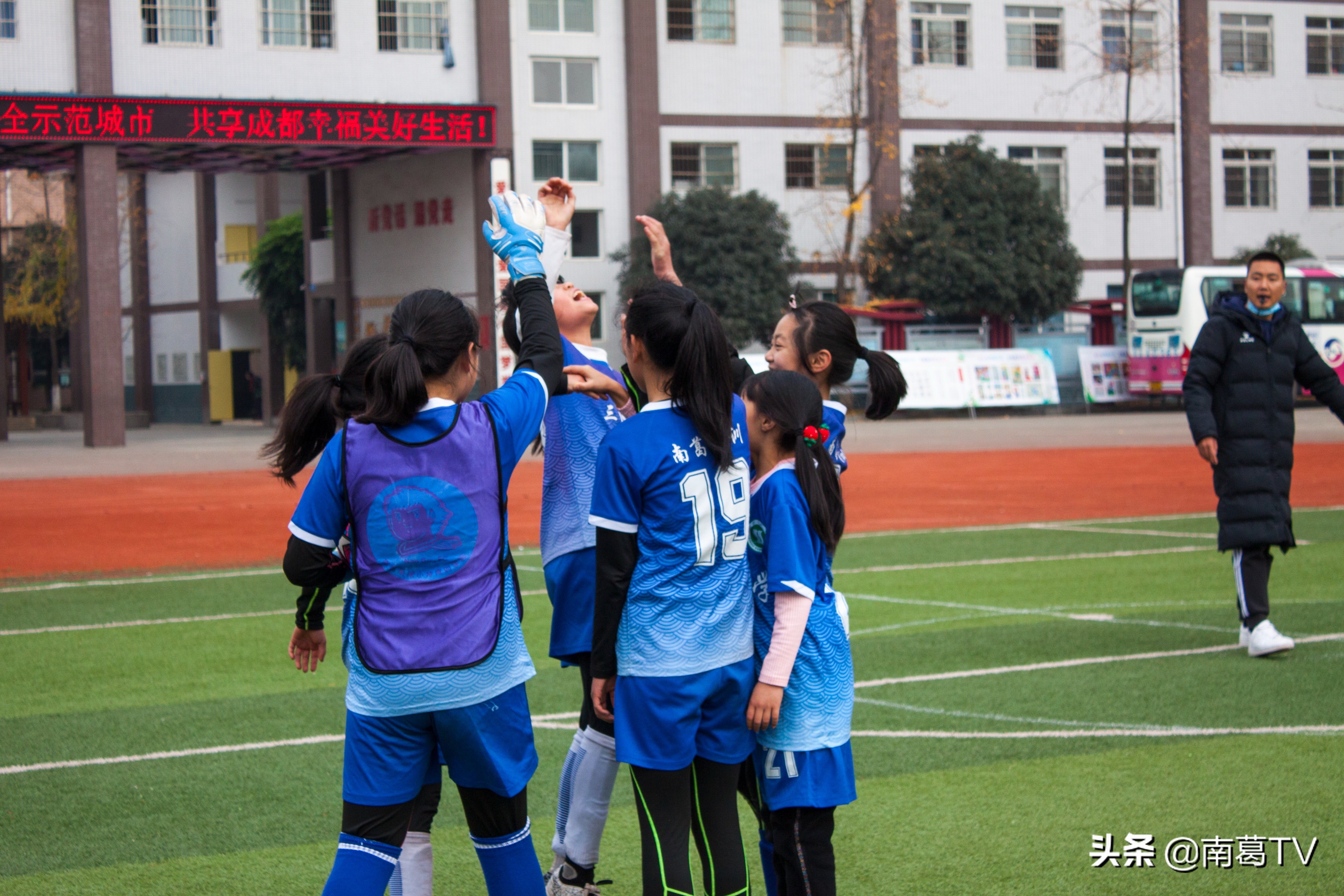 爱踢球的女生有多努力,爱足球的女生每一天都是彩虹