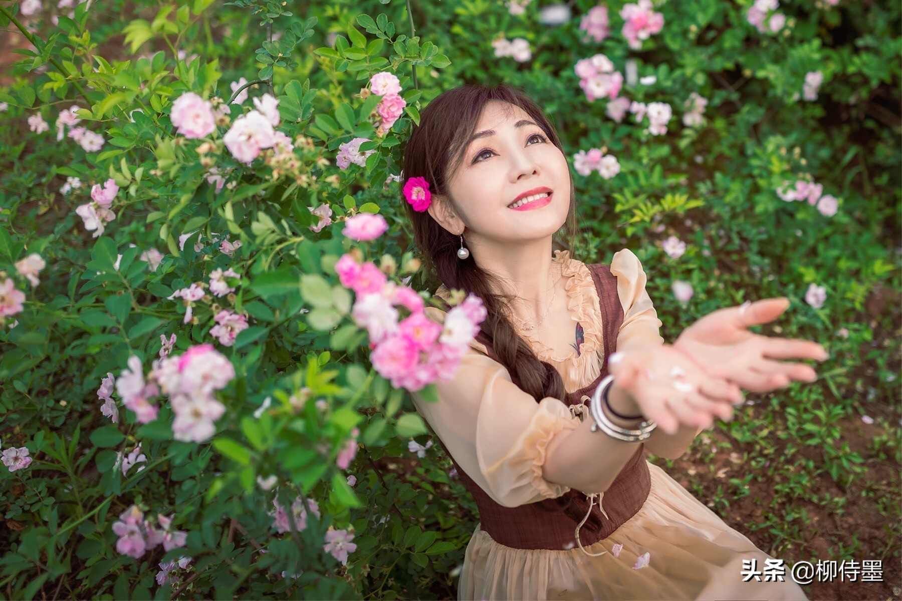 短视频拍摄人像怎么摆姿势,拍蔷薇人像如何摆姿势夜晚