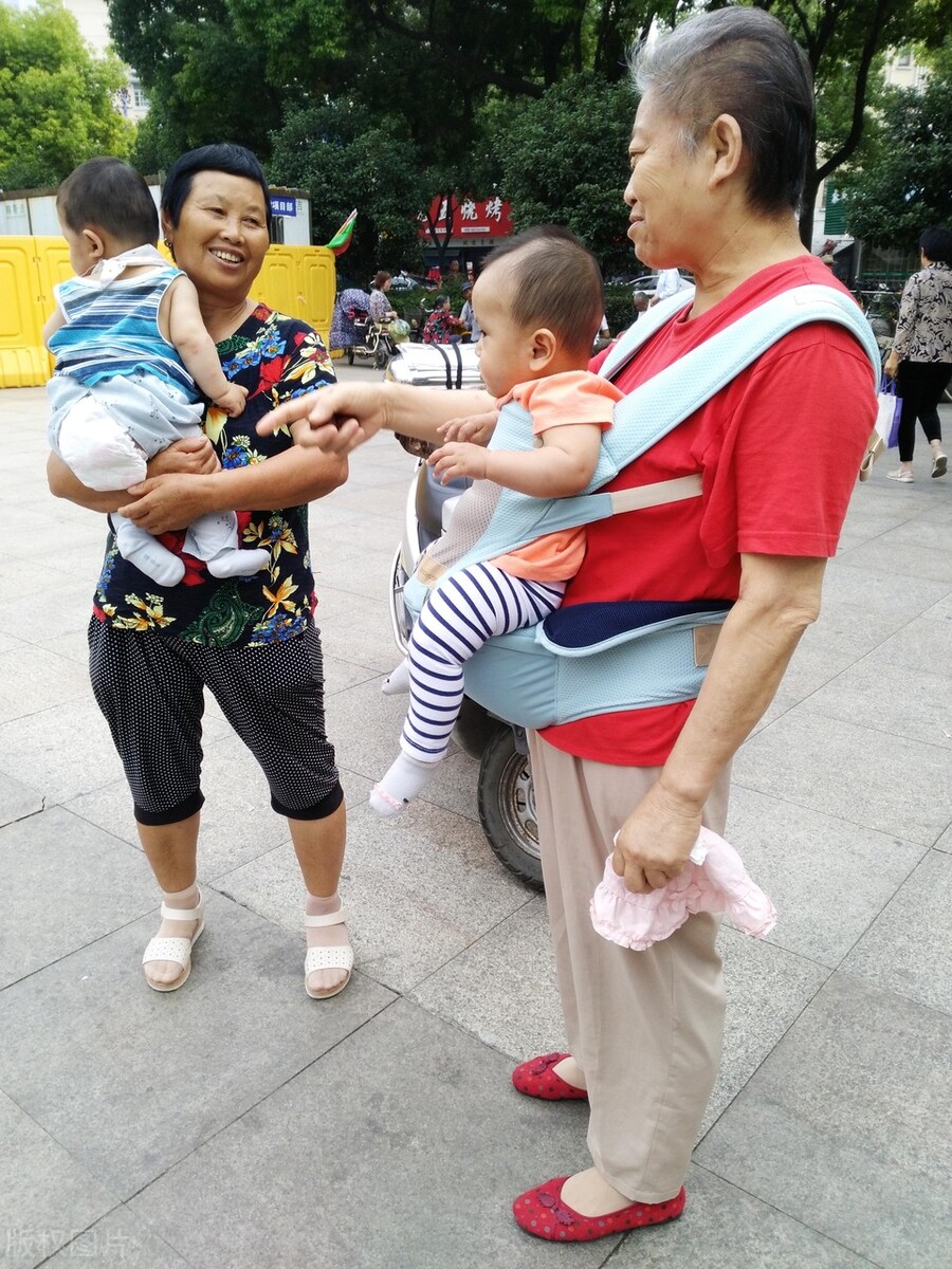 宝宝多大能吃大人的油吗,宝宝多大能吃跟大人一样