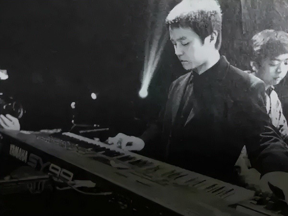 窦唯秃顶图片,窦唯从型男变邋遢大叔