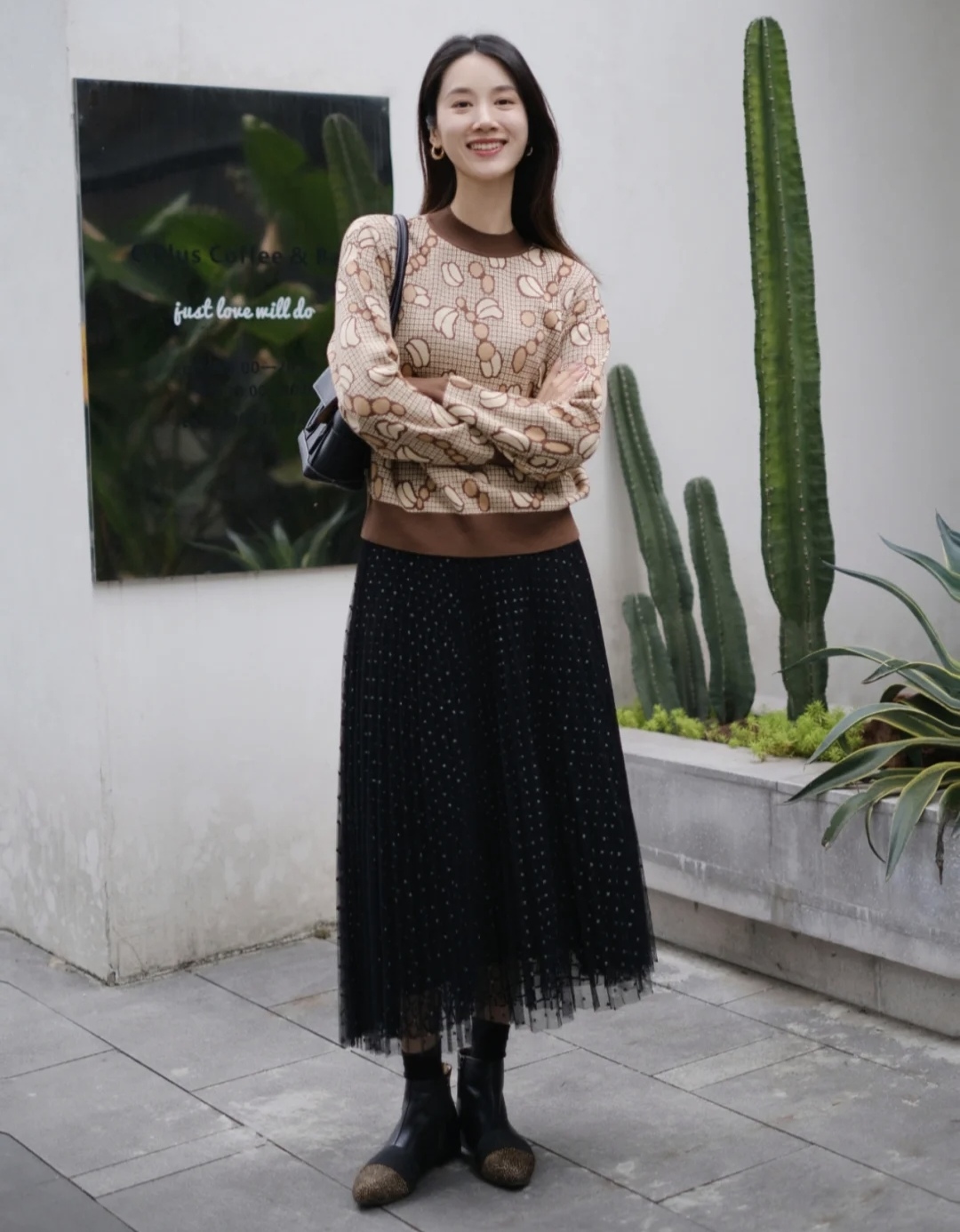 棕色的鞋子棕色大衣怎么搭配衣服,棕色大衣的穿搭技巧