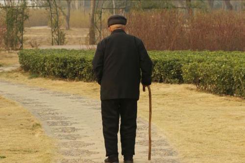 保姆工资低怎么解决,做保姆拖欠了三万的工资