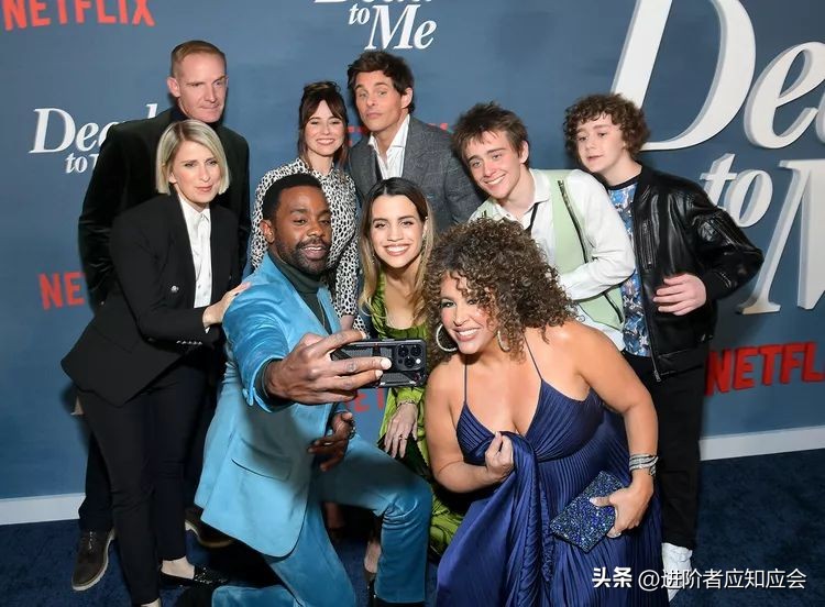 欧美明星时尚街拍2019年7月30日,欧美老年时尚博主穿羽绒服街拍