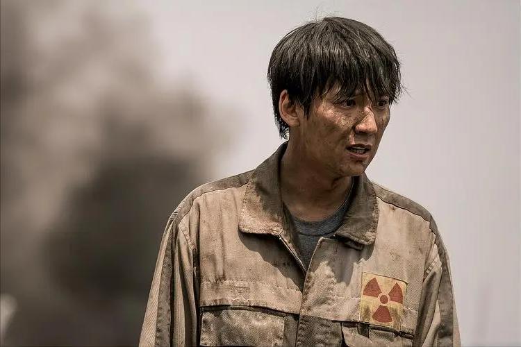 寻求集体认同的救助者，是生与死的过渡性标准，连通众人伦理情感