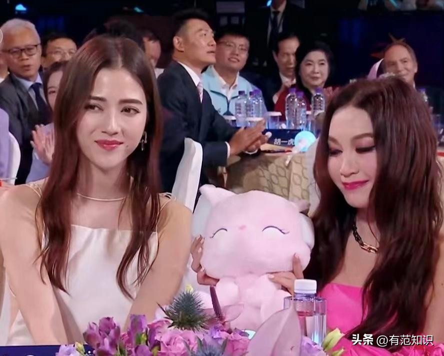 这次轮到51岁乌尔善翻车了?九尾狐“袒胸露乳”,观众直呼辣眼睛