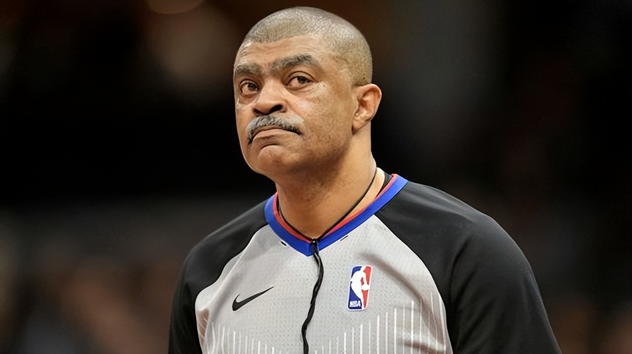 300斤的胖子，摸一下飞出好几米？裁判是托尼兄弟？哦，那没事了