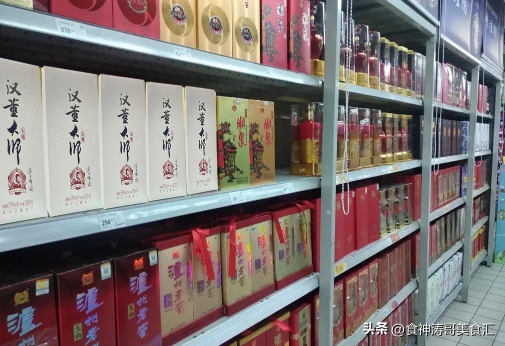 不同收入的人喝酒都是什么样子,不同收入人群喝酒档次