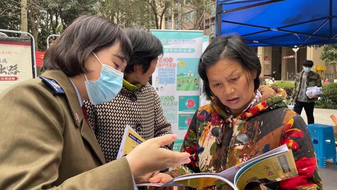 骑士医院白衣天使“化身”雷锋深入社区送健康