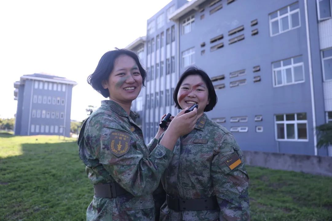 一组镜头，看看夏日军营的别样青春