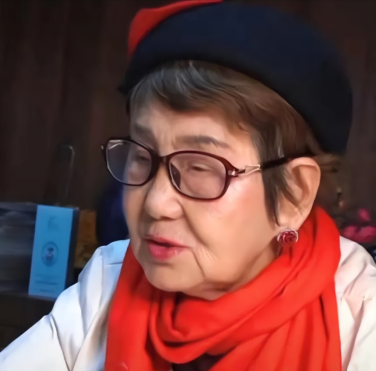 老公娶保姆，独女自杀，坐牢18年出狱后扫厕所，80岁赚千万翻身