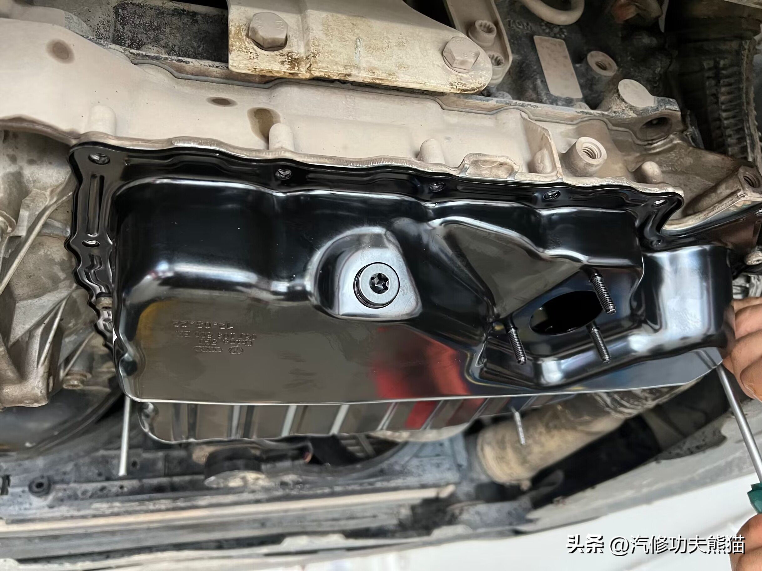 大众迈腾发动机漏油漏水吗,迈腾b72.0t发动机侧面漏油