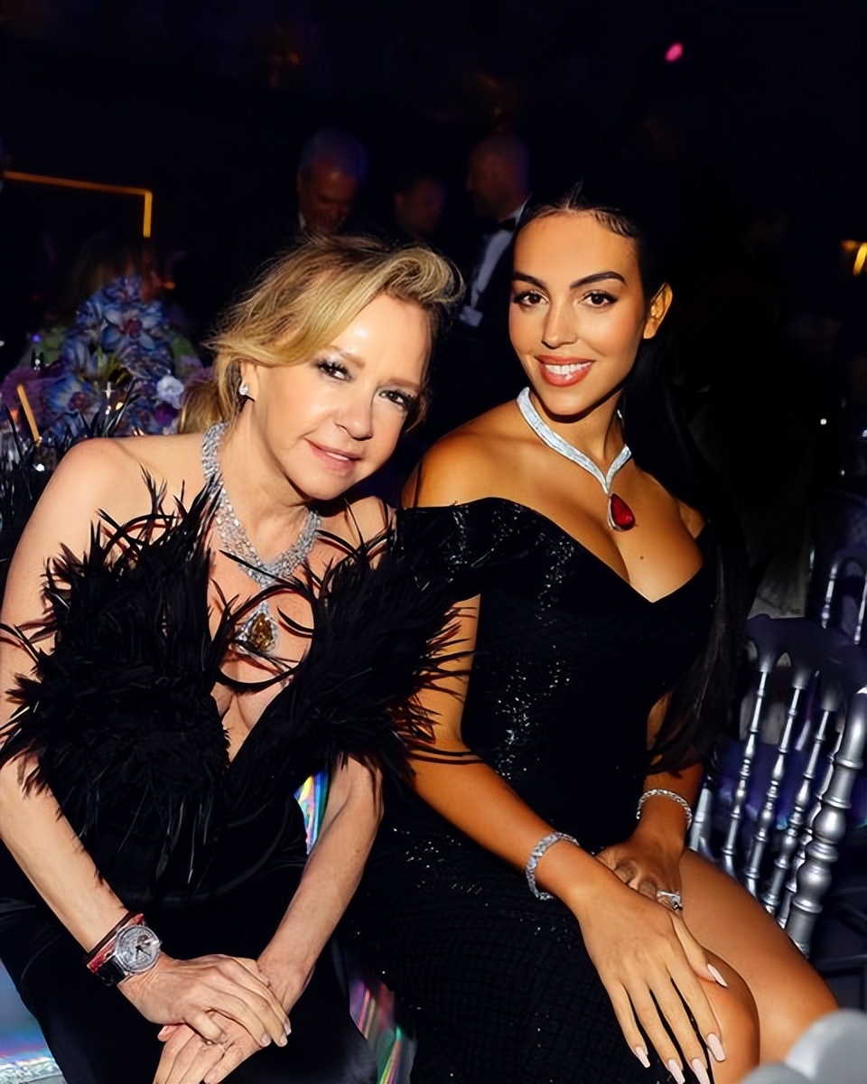 乔治娜带迷你罗参加活动,乔治娜穿c罗衣服