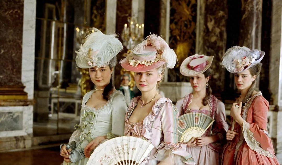 为什么外国坐地铁要靠墙,国外女生坐地铁