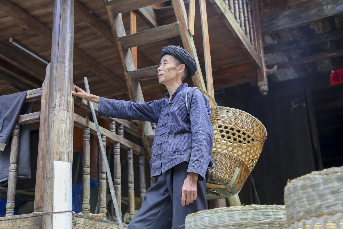 中年男人抱怨父母老婆该怎么安慰,中年爸爸的无奈