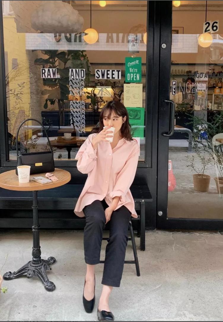 女人上了年纪尽量少穿这四种鞋,女人上了年纪少穿4种鞋裙子搭配