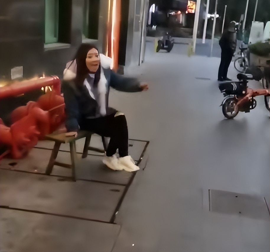 上海“五套房大姐”和广州“奇装异服女”，身上有着相同的优越感