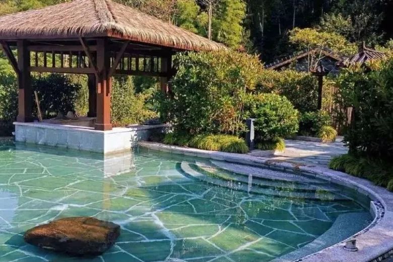 断崖式降温？不存在的！来这里泡天然火山温泉，吃药膳，巴适得很