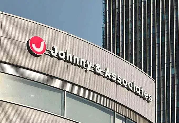 男团教父性侵无数男艺人，逼注射雌激素，死后竟被当伟人！！！