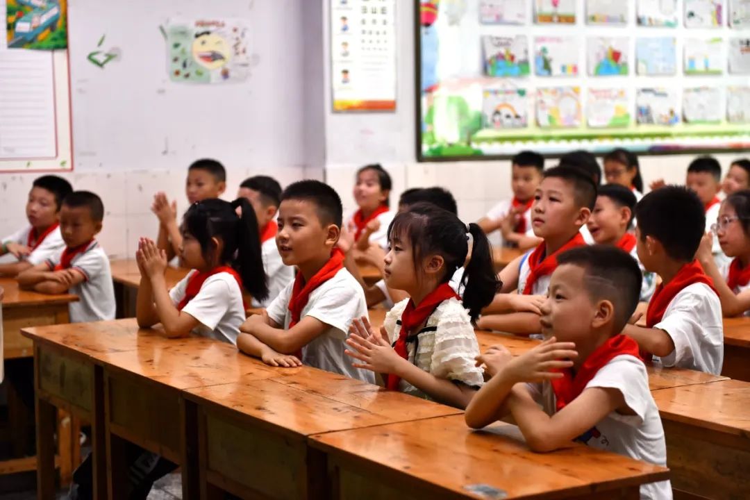 开学第一课欢迎小朋友活跃气氛,红光小学开学表彰