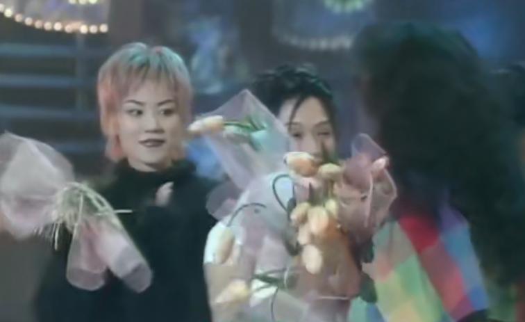 徐小凤怼人场面,周润发致敬徐小凤图文