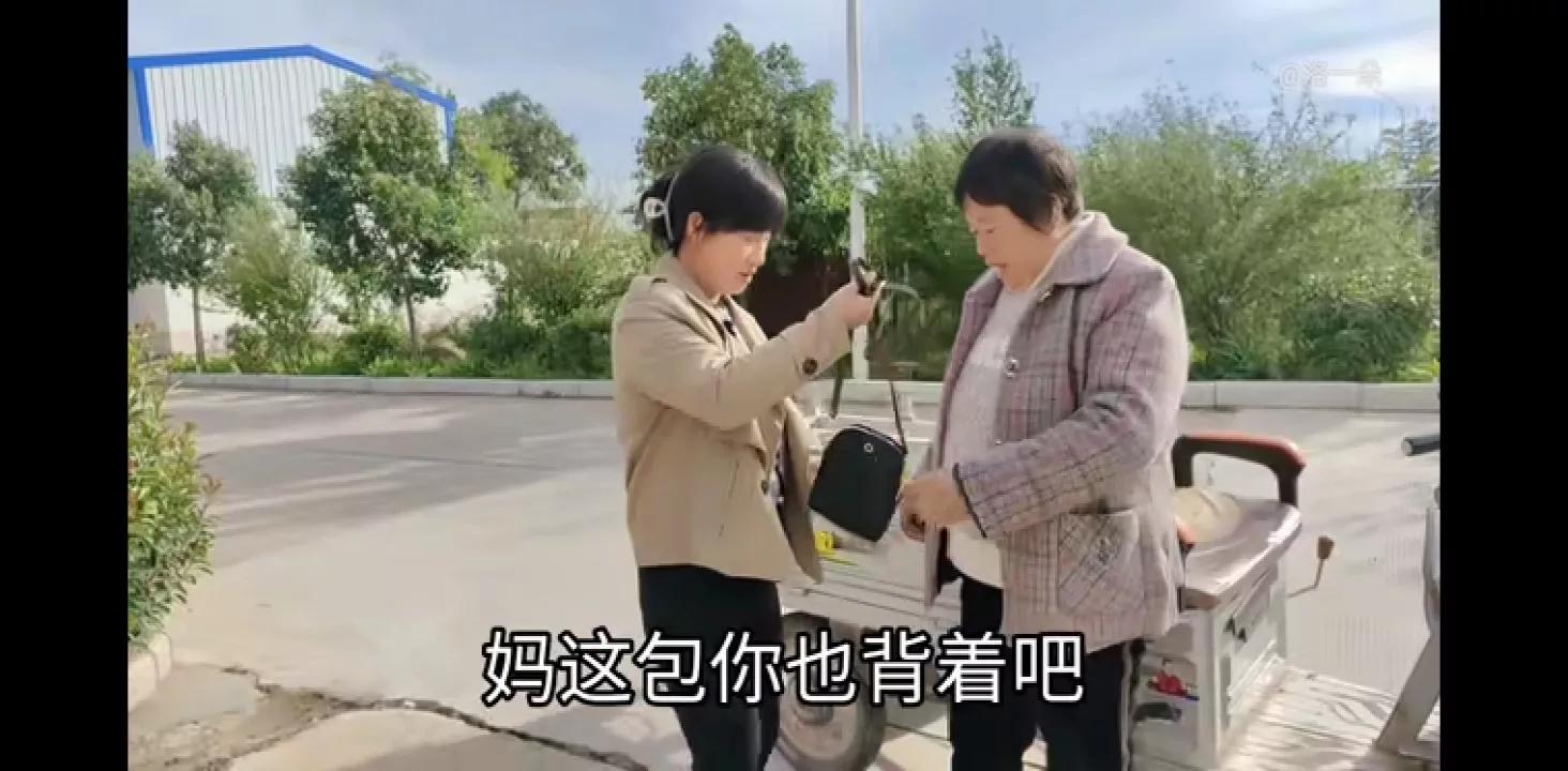 子奇妈首次到朵家，也没见到朵爸妈，朵送包包和衣服，奇妈高兴…