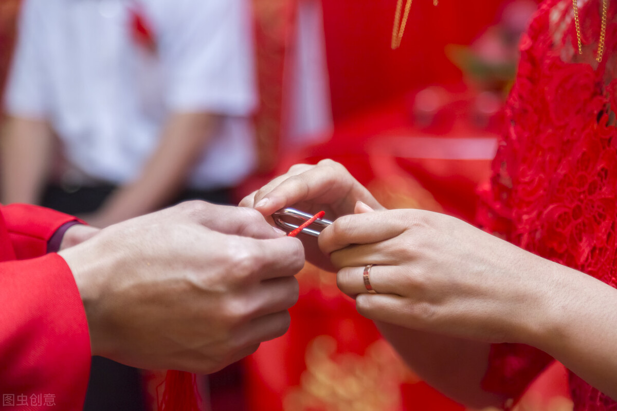 故事：小伙家贫30岁还没对象，老母亲做件事，短短半月就来了姻缘