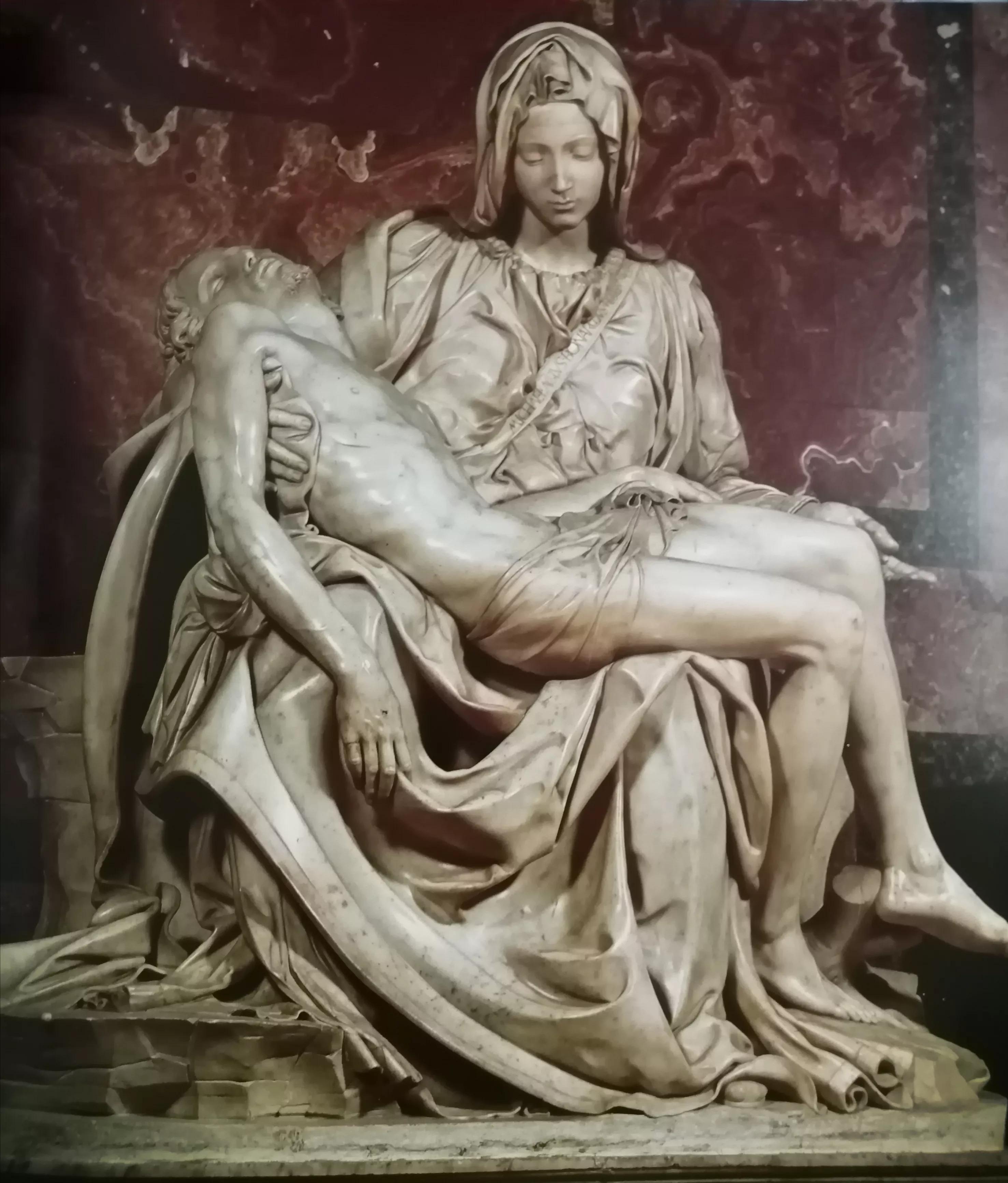 雕塑圣殇米开朗基罗的情感表达,米开朗基罗的圣殇是偷来的吗