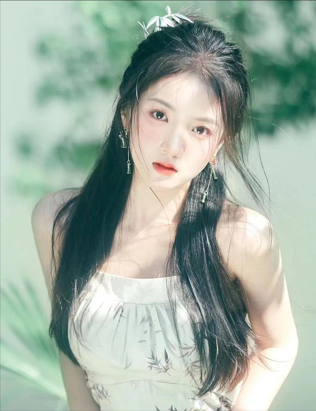 她看着他前女友发的他们两个的床照。终于知道，他们两个回不去了