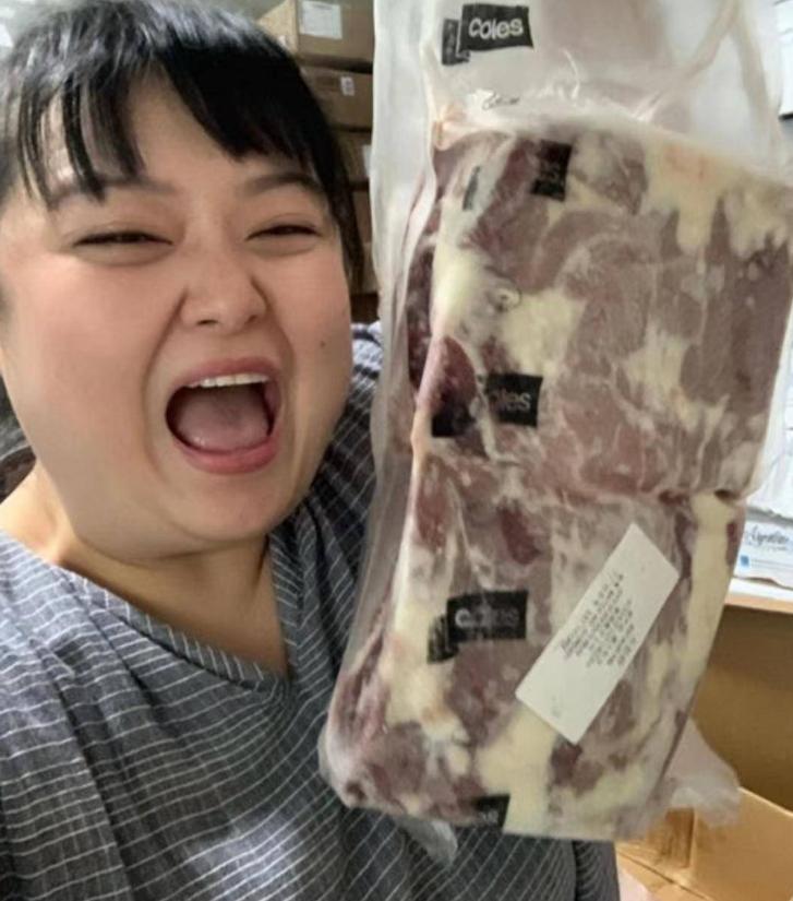 前TVB女星吃路边摊引热议！体重200斤38岁未恋爱，上海购3套豪宅