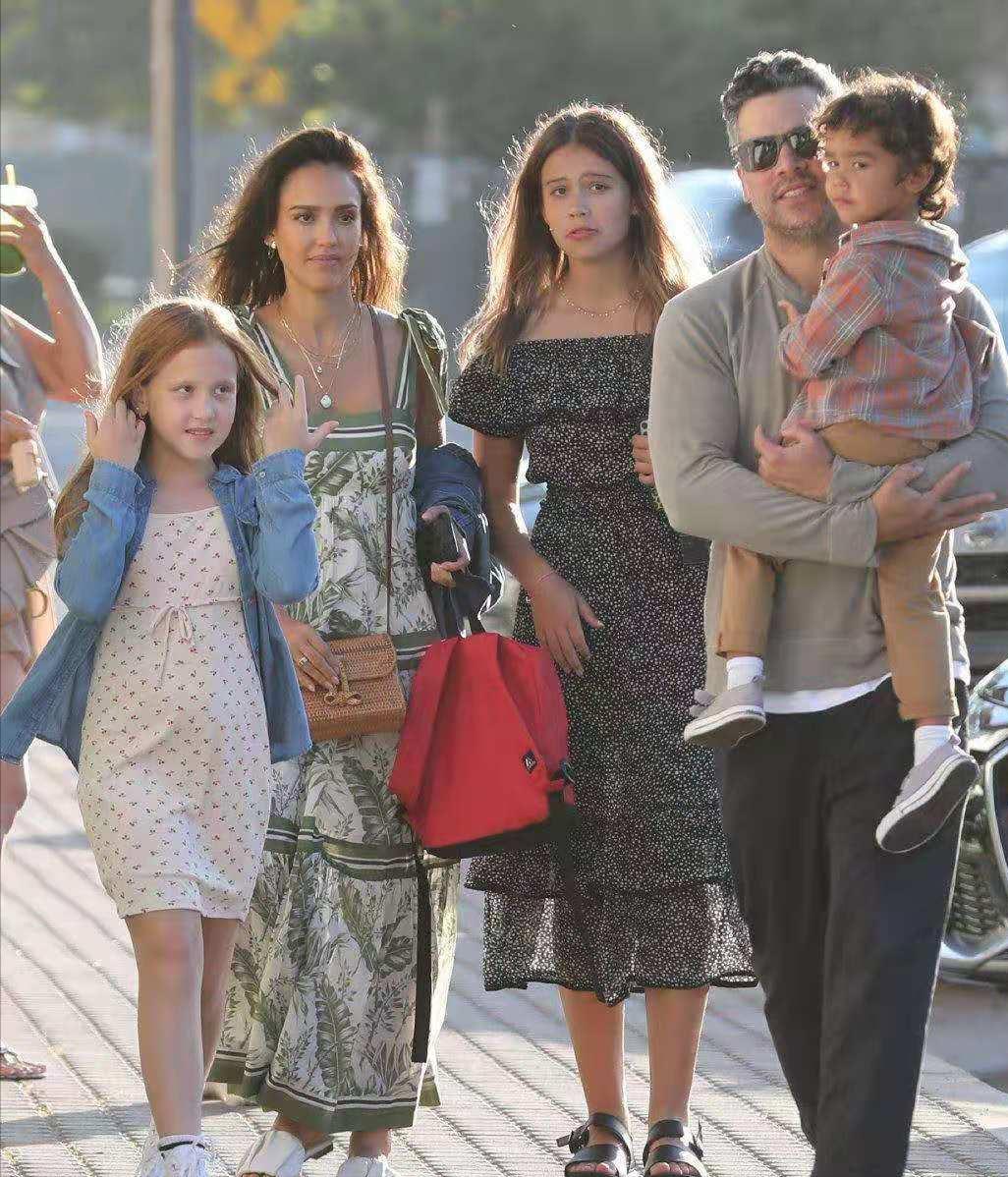 杰西卡阿尔芭全家福,杰西卡阿尔芭三胎照片