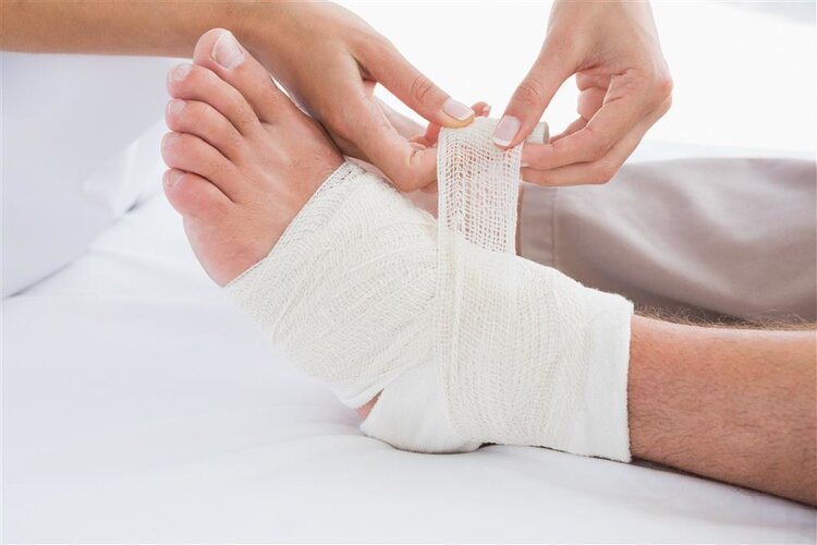 崴到脚了应该是冰敷还是热敷,不小心崴到脚走路疼怎么办