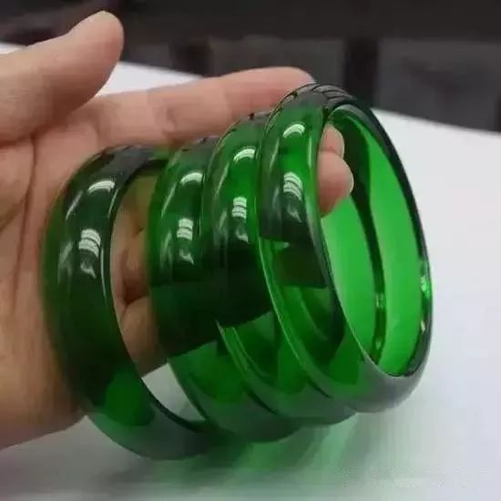 啤酒瓶做帝王绿翡翠,高人拿啤酒瓶做翡翠