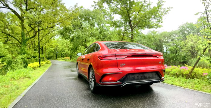 比亚迪汉dm大雨天怎么开安全,比亚迪汉dm-i尊享型夜间行驶