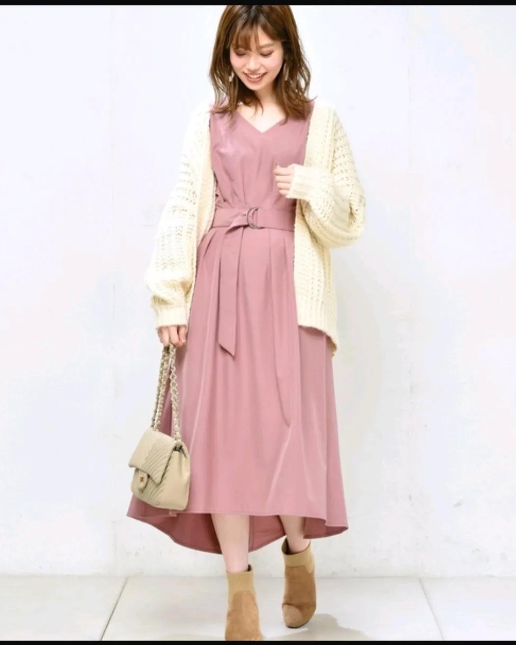 粉红色冬季针织开衫,冬季穿搭颜色搭配表