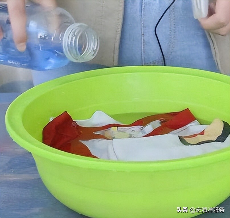 白衣服被掉色的衣服染上颜色了,衣服掉色染到皮衣服上怎么办