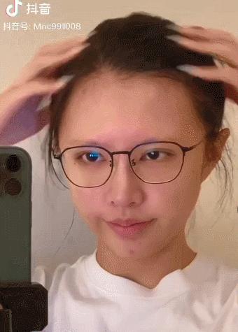 女孩问戴眼镜和不戴眼镜有啥区别,戴眼镜和不戴眼镜女生对比图