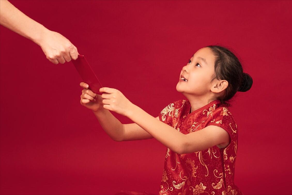 亲戚的小孩向你索要礼物怎么回,亲戚过年微信发了二百块钱给孩子