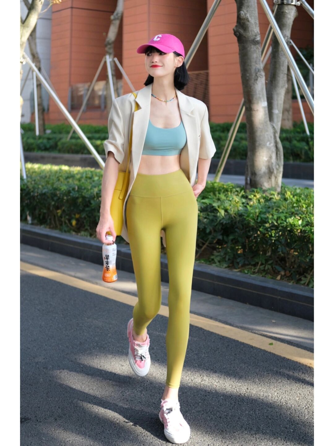 瑜伽裤高腰怎么选择,瑜伽裤到底选紧身还是宽松的好看