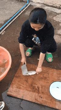 被石头划伤头有点晕,被石头磕到头流血