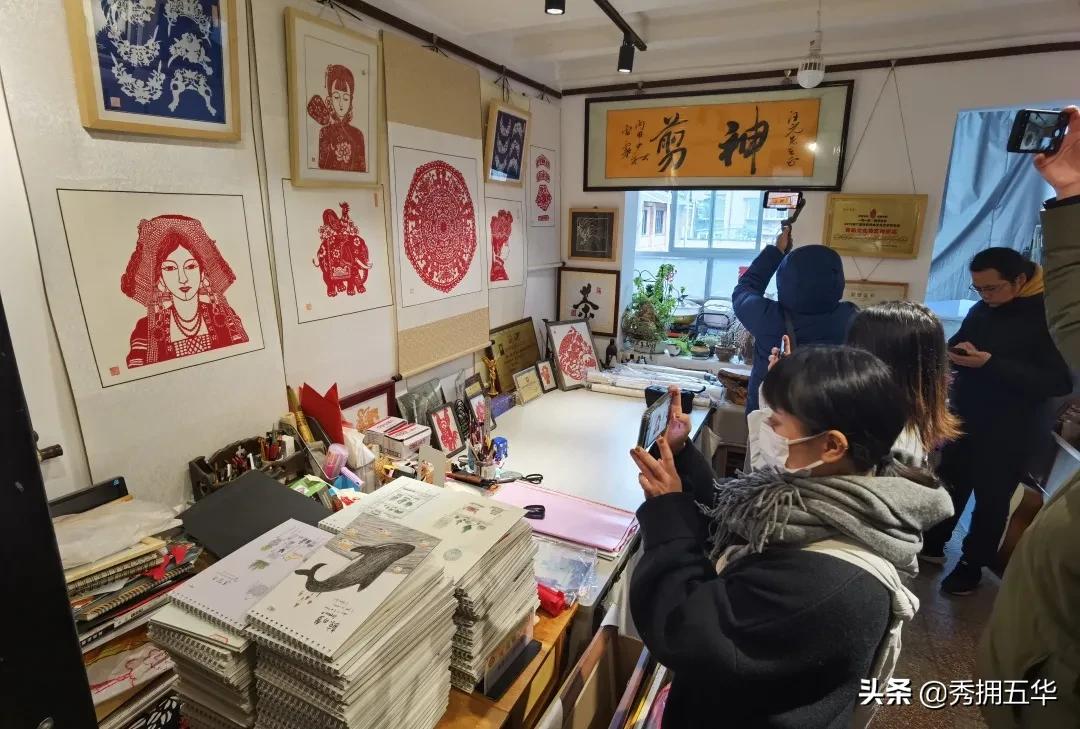 省市媒体基层采风活动走进我县,五华非遗文创产品