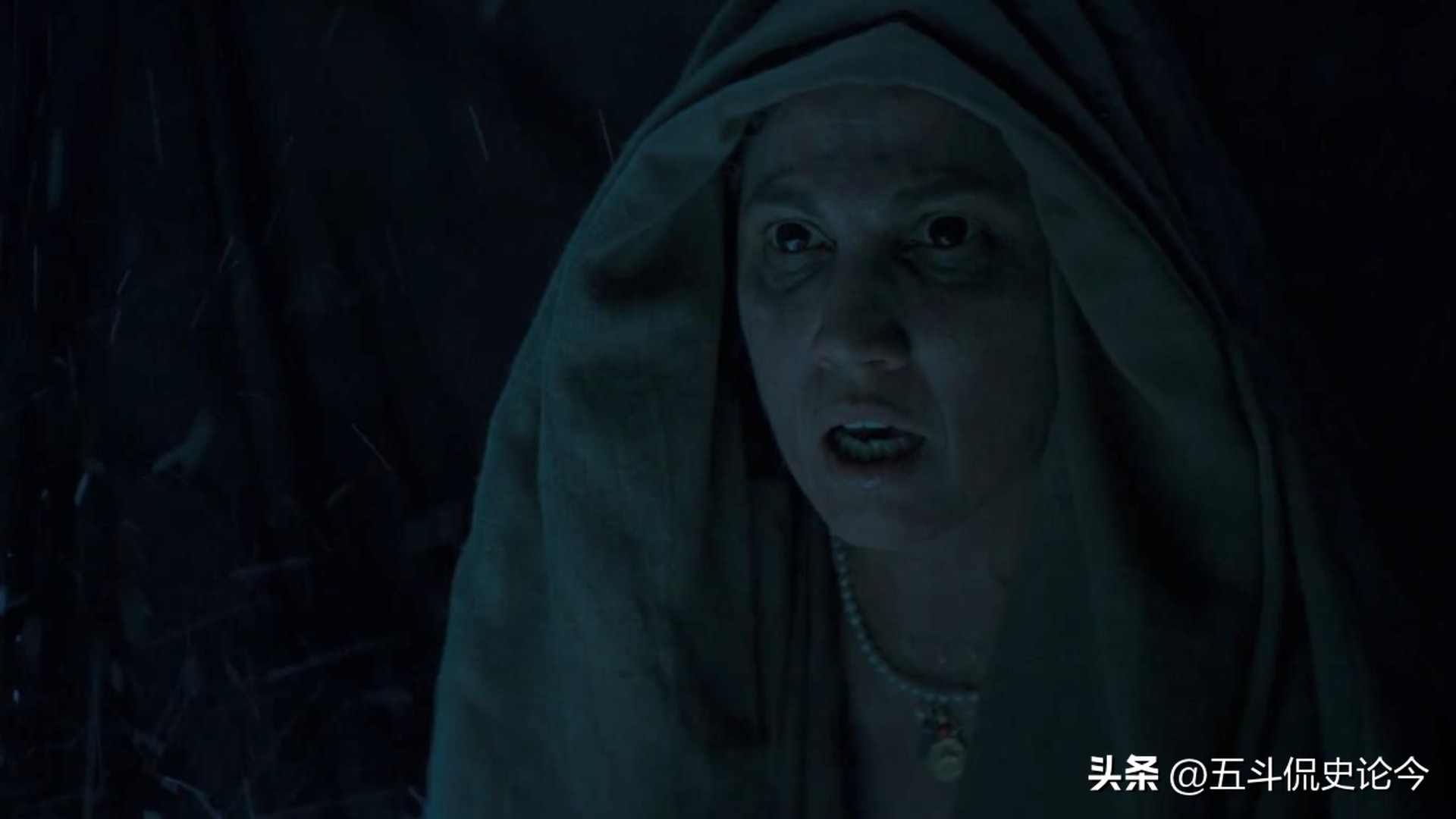 西班牙悬疑电影老太太,西班牙驱魔电影有女巫拿水晶球的