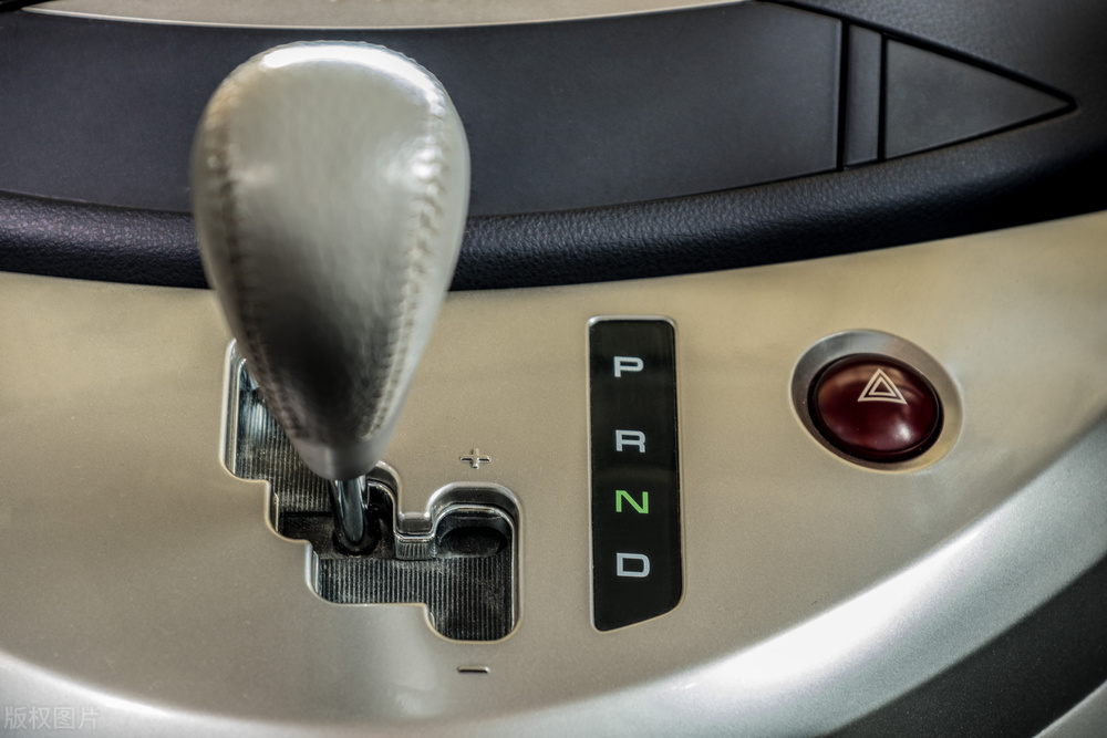 长时间停车不熄火挂p还是n挡,自动驻车停车后挂n挡还是p挡